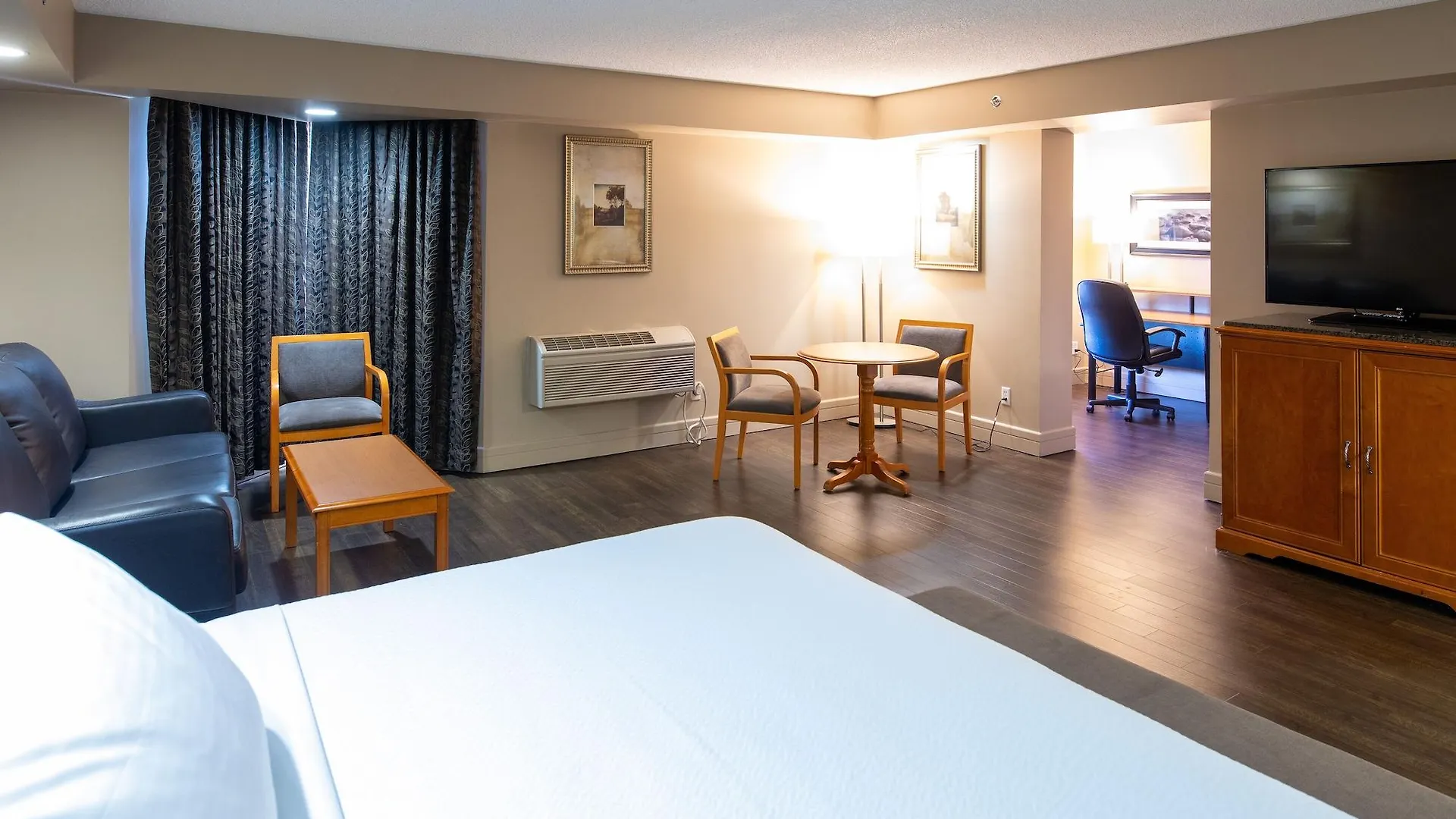 Royal Hotel West Edmonton, Trademark Collection By Wyndham Edmonton