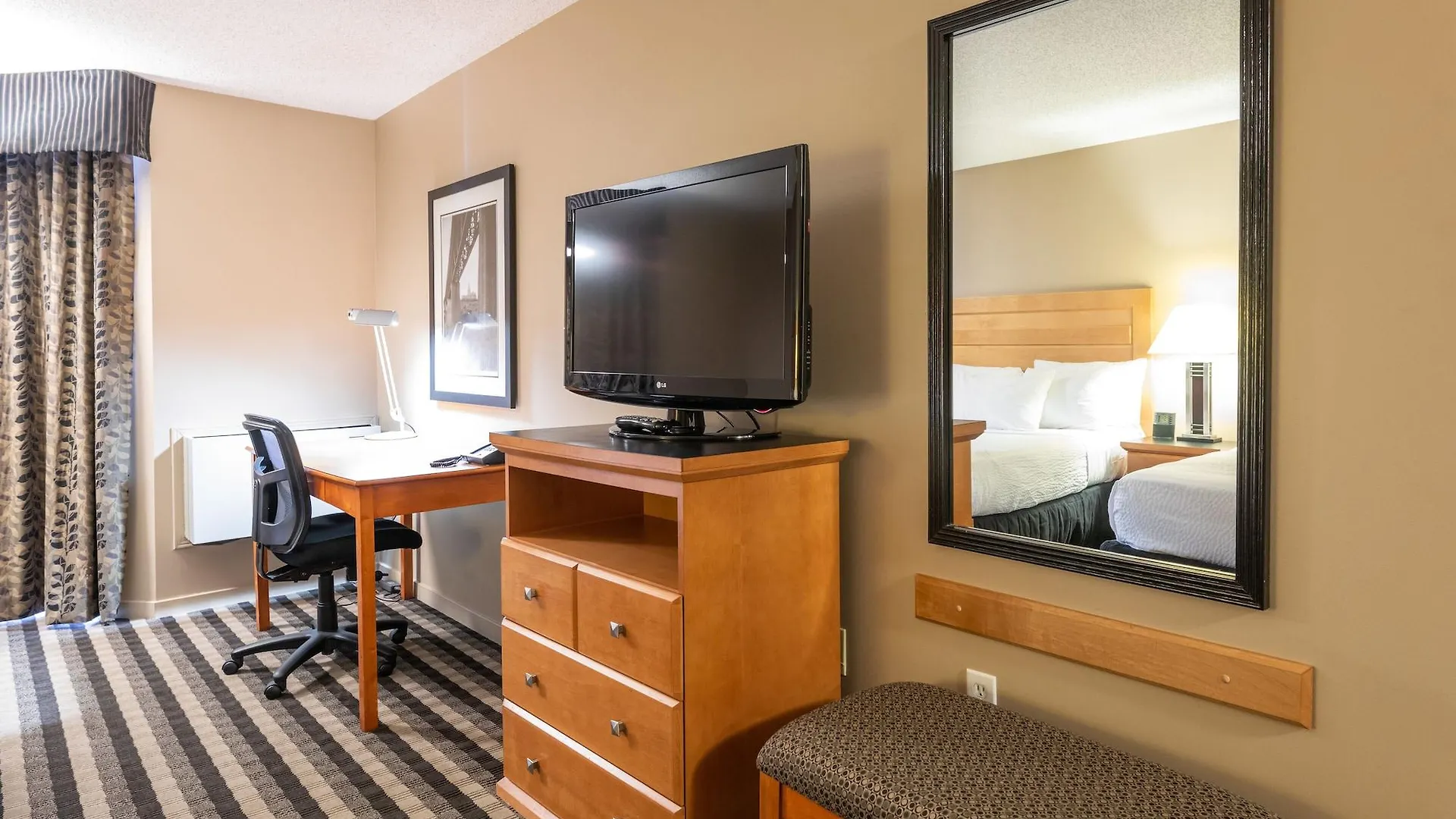 Royal Hotel West Edmonton, Trademark Collection By Wyndham 3*, Edmonton