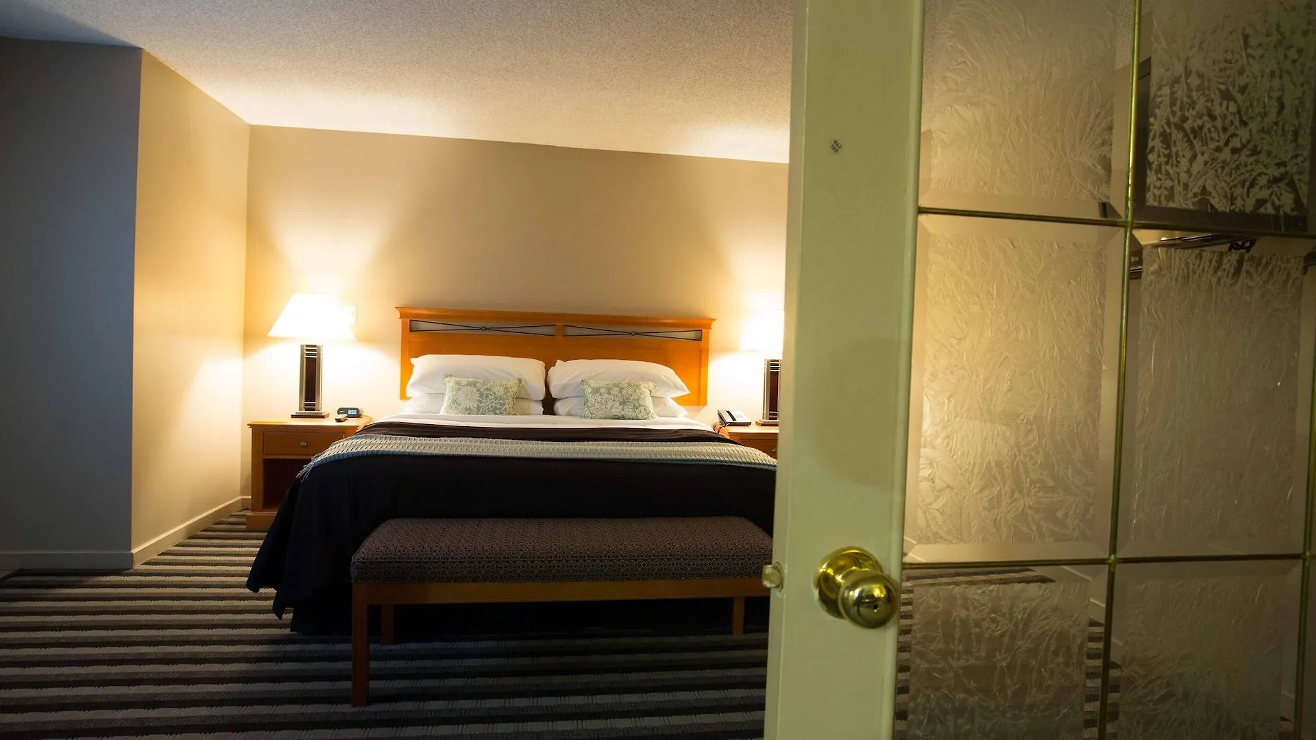 Royal Hotel West Edmonton, Trademark Collection By Wyndham