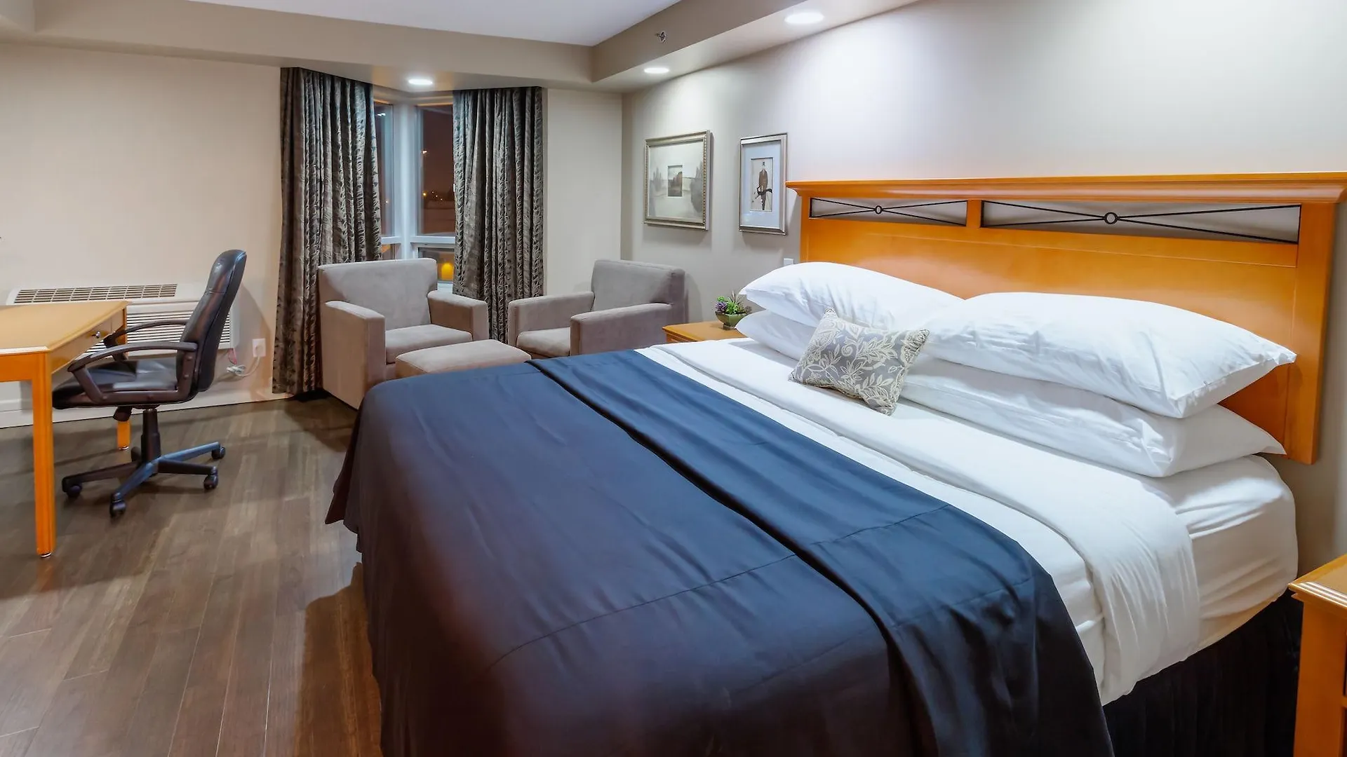 Royal Hotel West Edmonton, Trademark Collection By Wyndham 3*, Edmonton