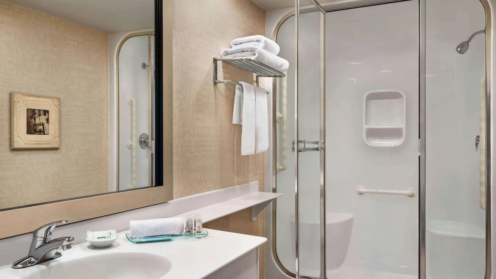 Royal Hotel West Edmonton, Trademark Collection By Wyndham 3*, Edmonton