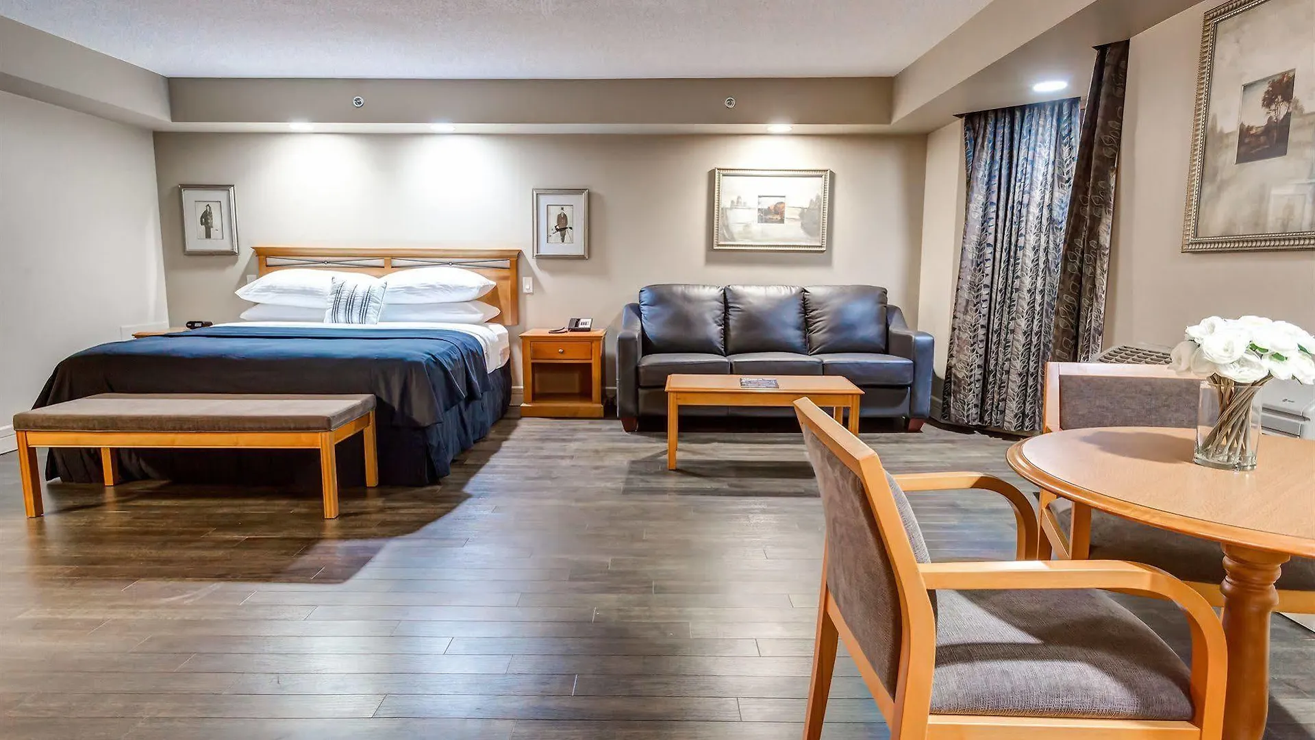 Royal Hotel West Edmonton, Trademark Collection By Wyndham